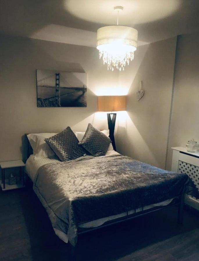 Chester City Apartments - With Free Parking Екстериор снимка