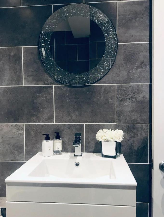 Chester City Apartments - With Free Parking Екстериор снимка