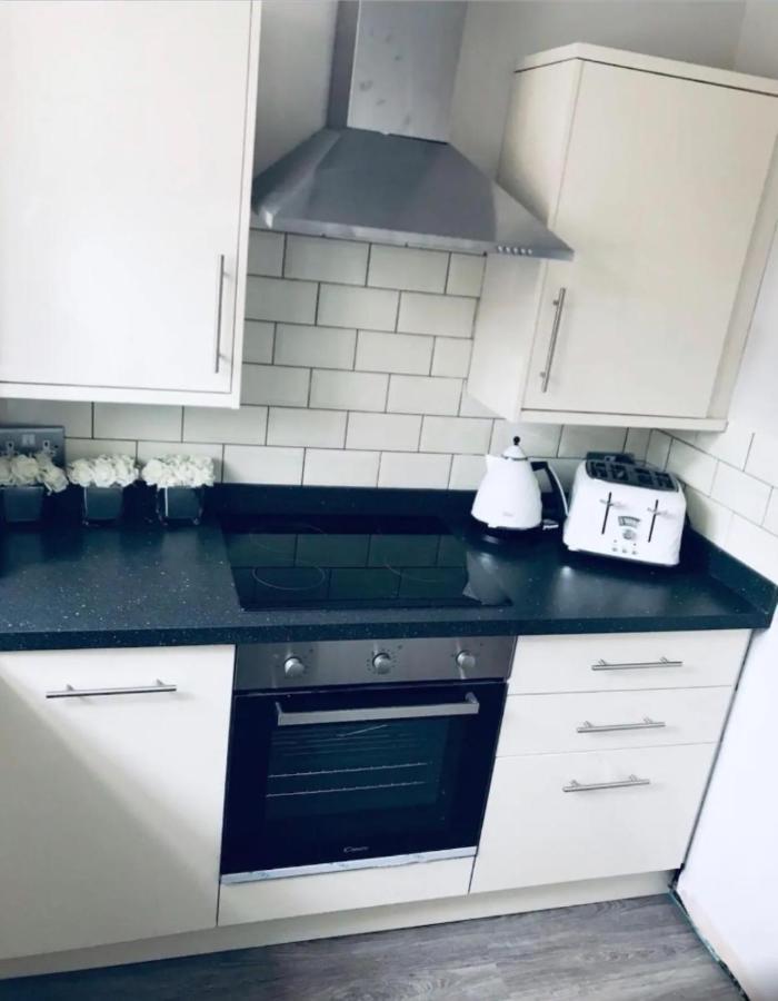 Chester City Apartments - With Free Parking Екстериор снимка