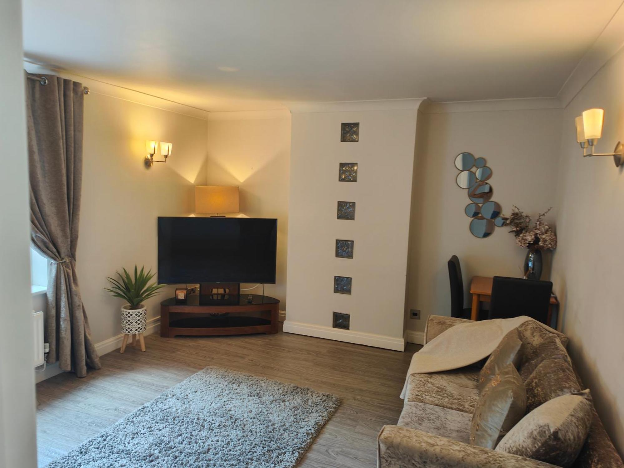 Chester City Apartments - With Free Parking Екстериор снимка