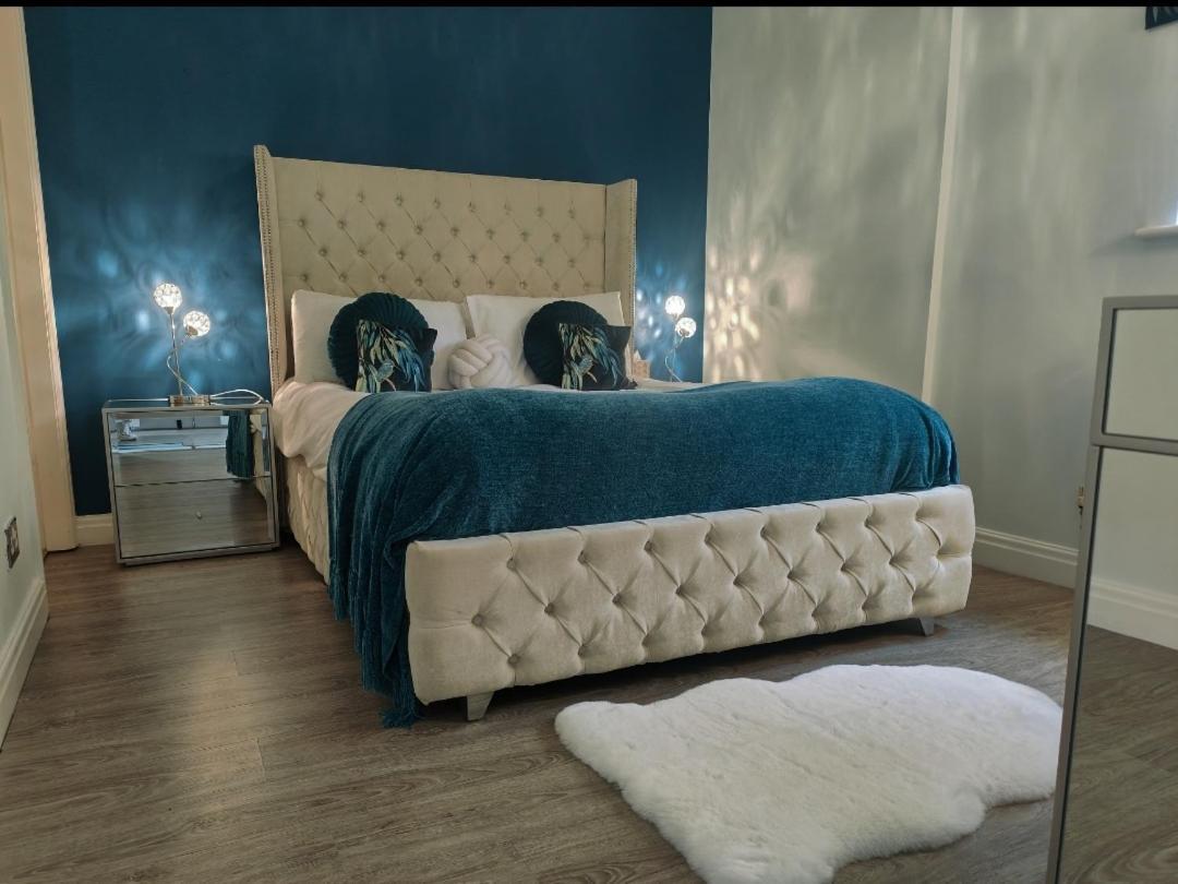 Chester City Apartments - With Free Parking Екстериор снимка